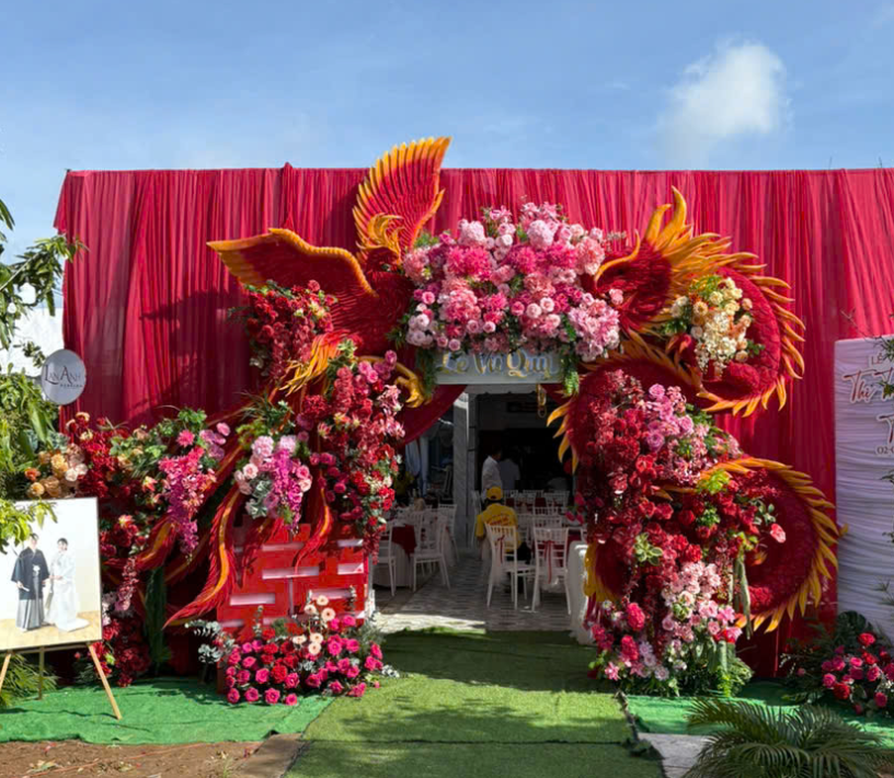 Cổng Rồng Phụng Đỏ