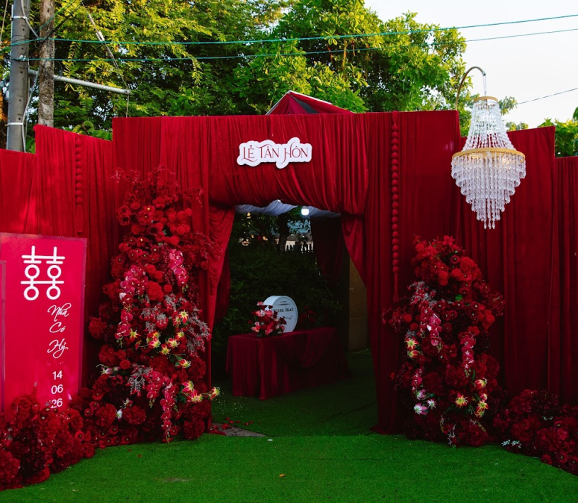 CỔNG CƯỚI NHUNG ĐỎ